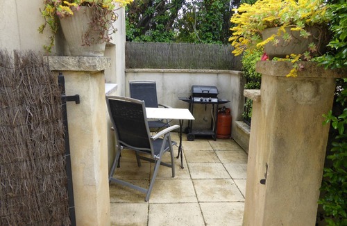 Rognonas Cottage | "Cabanon" - sleeps 2 self catering studio gite 10mins from Avignon!
