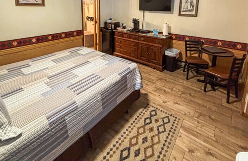 Kerby Condo | Cabernet Room at Kerbyville Inn