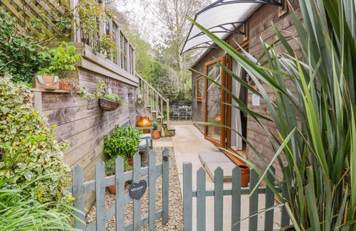 Charlton Kings Cottage | Cabin ∙ 1 bedroom ∙ 2 guests