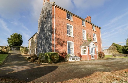Welshpool Cottage | Cabin ∙ 11 bedrooms ∙ 22 guests
