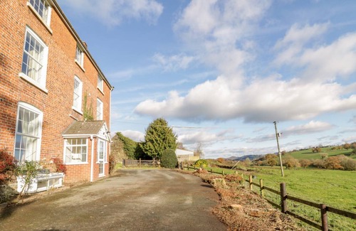 Welshpool Cottage | Cabin ∙ 11 bedrooms ∙ 22 guests