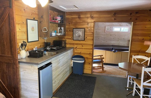 Payson Cabin | Cabin 1 - Sweetheart Deluxe Cabin - Two-room Cabin w/Indoor Jacuzzi
