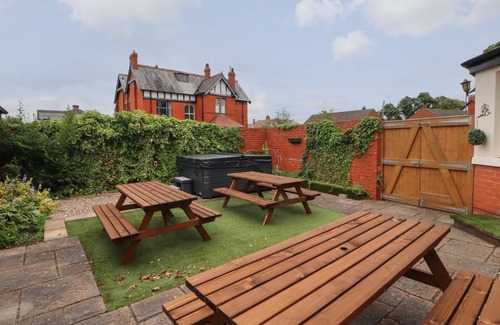 Carlisle Cottage | Cabin ∙ 10 bedrooms ∙ 20 guests