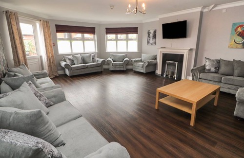 Carlisle Cottage | Cabin ∙ 10 bedrooms ∙ 20 guests
