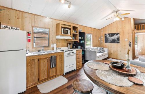 Neal House | Cabin 10- Cozy Toronto Lake Cabin - Walk to the Water cabin