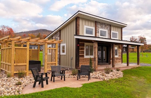 Timberline Cabin | Cabin 16 One Bed Modern Luxury w Hot Tub