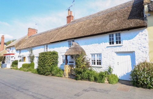 Burton Bradstock Cottage | Cabin ∙ 2 bedrooms ∙ 4 guests