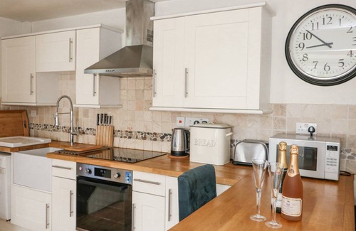 Dartmouth Cottage | Cabin ∙ 2 bedrooms ∙ 4 guests