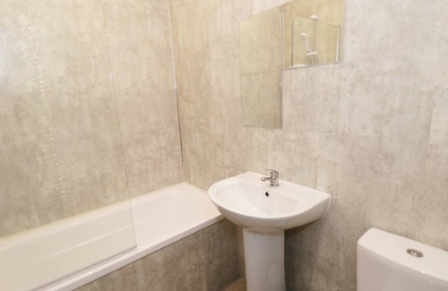 Thornton-Cleveleys Cottage | Cabin ∙ 2 bedrooms ∙ 4 guests