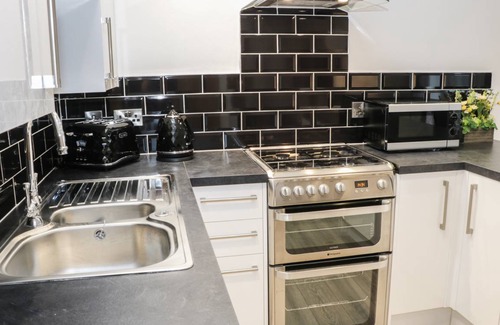 Cleeve Prior Cottage | Cabin ∙ 2 bedrooms ∙ 4 guests