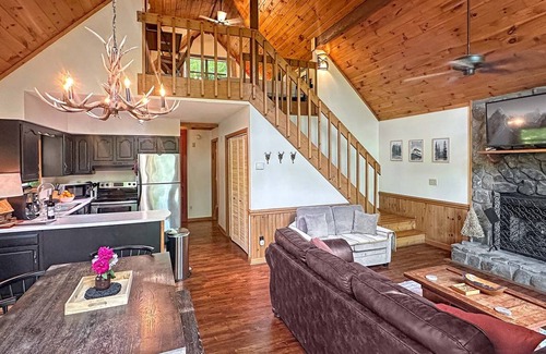 Robbinsville Cabin | Cabin ∙ 2 bedrooms ∙ 6 guests