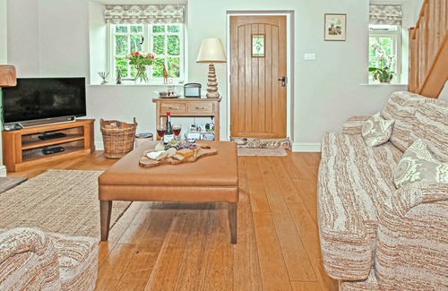 Brantingham Cottage | Cabin ∙ 2 bedrooms ∙ 3 guests