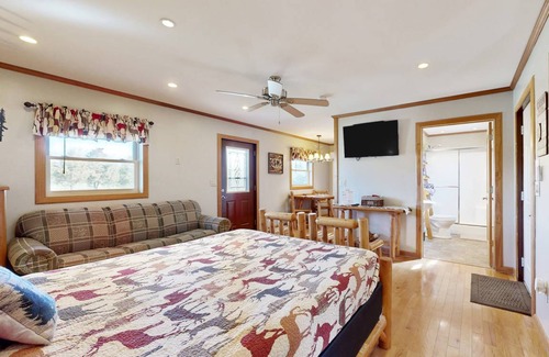 Murphysboro Cabin | Cabin ∙ 2 bedrooms ∙ 14 guests
