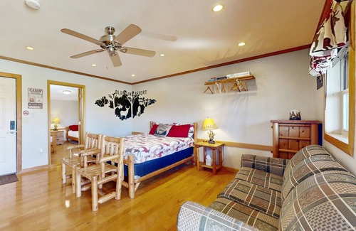 Murphysboro Cabin | Cabin ∙ 2 bedrooms ∙ 14 guests