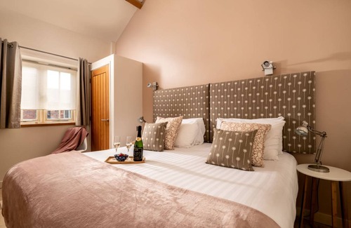 Sculthorpe Cottage | Cabin ∙ 2 bedrooms ∙ 3 guests