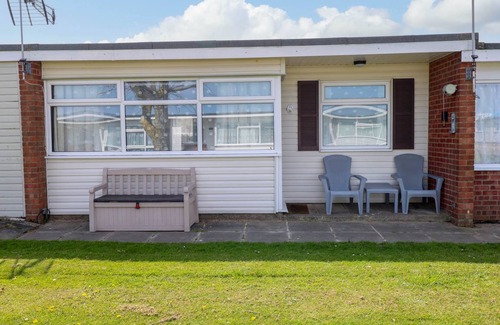 Great Yarmouth Cottage | Cabin ∙ 2 bedrooms ∙ 4 guests