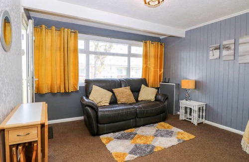 Great Yarmouth Cottage | Cabin ∙ 2 bedrooms ∙ 4 guests