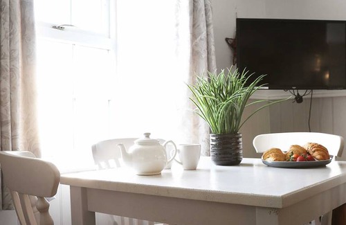 Belford Cottage | Cabin ∙ 2 bedrooms ∙ 4 guests