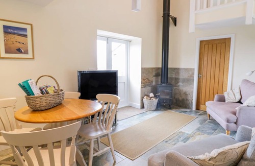 Holywell Cottage | Cabin ∙ 2 bedrooms ∙ 4 guests