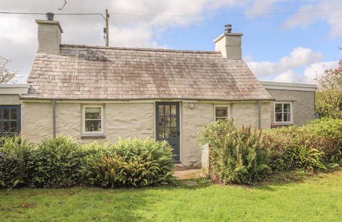 Bodorgan Cottage | Cabin ∙ 2 bedrooms ∙ 4 guests
