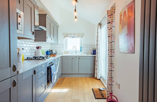 Sandgate Cottage | Cabin ∙ 2 bedrooms ∙ 4 guests