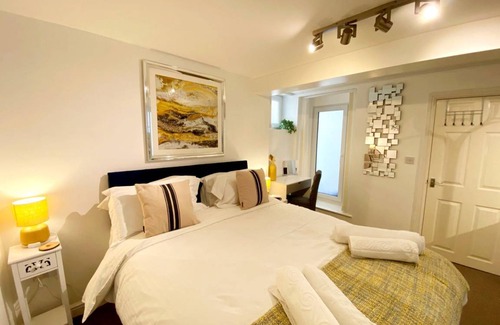 Torquay City Centre Cottage | Cabin ∙ 2 bedrooms ∙ 4 guests