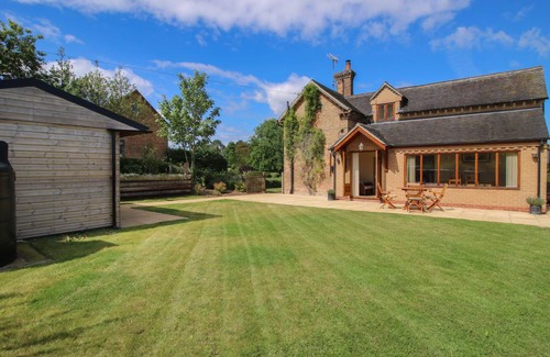 Ellenhall Cottage | Cabin ∙ 2 bedrooms ∙ 4 guests