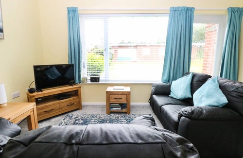 Mundesley Cottage | Cabin ∙ 2 bedrooms ∙ 4 guests
