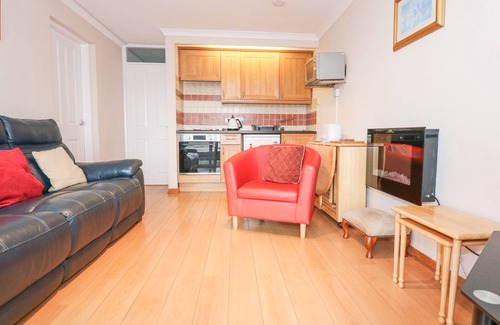Borth-y-Gest Cottage | Cabin ∙ 2 bedrooms ∙ 4 guests
