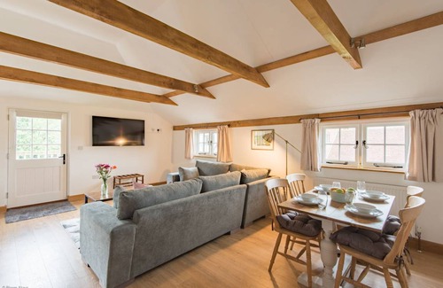 Ewhurst Green Cottage | Cabin ∙ 2 bedrooms ∙ 4 guests