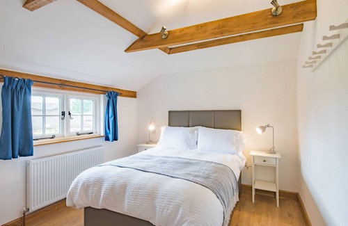 Ewhurst Green Cottage | Cabin ∙ 2 bedrooms ∙ 4 guests
