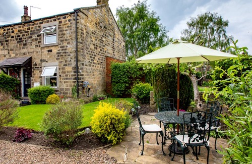 Pool-in-Wharfedale Cottage | Cabin ∙ 2 bedrooms ∙ 4 guests
