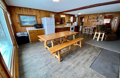 Hines Apartment | Cabin 2 Lakefront Family Resort