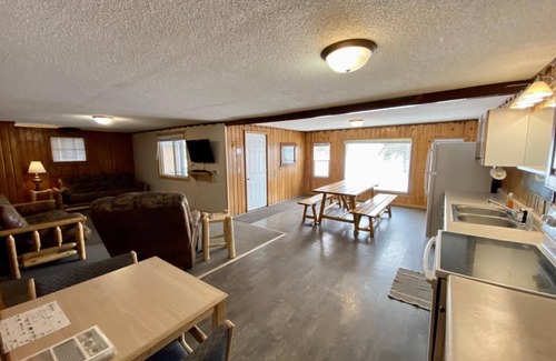 Hines Apartment | Cabin 2 Lakefront Family Resort