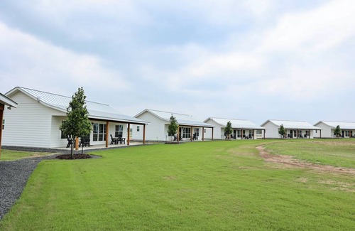 Fredericksburg Cottage | Cabin ∙ 20 bedrooms ∙ 40 guests
