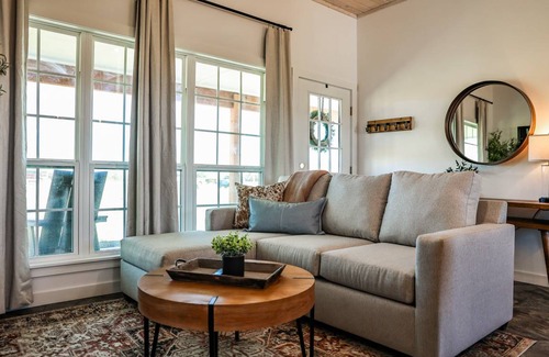 Fredericksburg Cottage | Cabin ∙ 20 bedrooms ∙ 40 guests