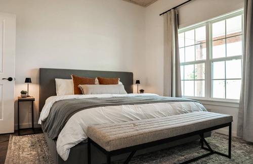 Fredericksburg Cottage | Cabin ∙ 20 bedrooms ∙ 40 guests