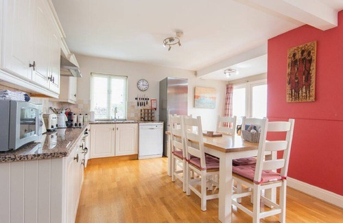 Newton by the Sea Cottage | Cabin ∙ 3 bedrooms ∙ 6 guests