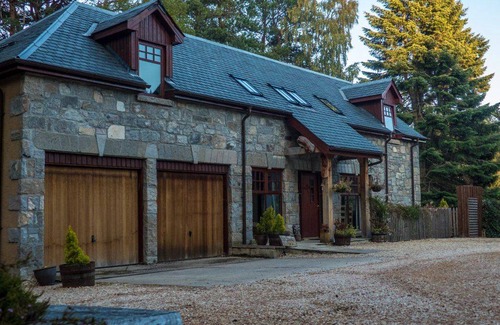 Boat of Garten Cottage | Cabin ∙ 3 bedrooms ∙ 8 guests