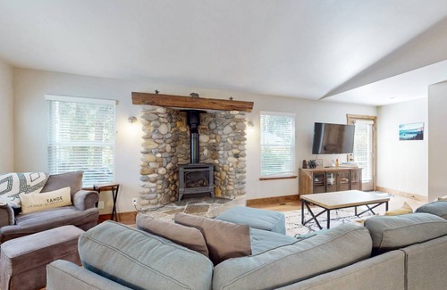 Tahoe Pines Cabin | Cabin ∙ 3 bedrooms ∙ 8 guests