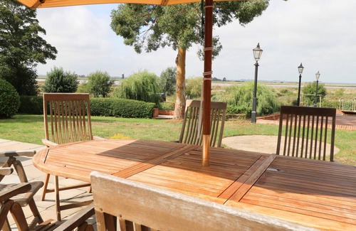Burgh Castle Cottage | Cabin ∙ 3 bedrooms ∙ 5 guests