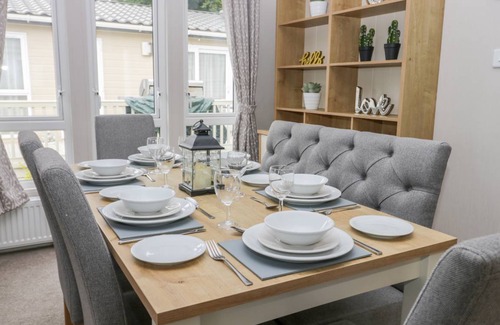 Cayton Bay Cottage | Cabin ∙ 3 bedrooms ∙ 6 guests