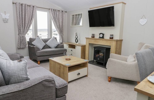 Cayton Bay Cottage | Cabin ∙ 3 bedrooms ∙ 6 guests