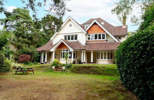 Canford Cliffs Cottage | Cabin ∙ 3 bedrooms ∙ 6 guests