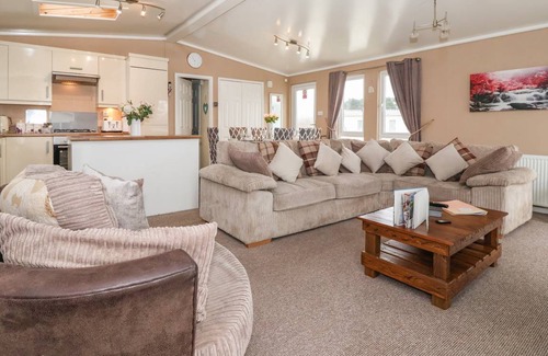 Cayton Bay Cottage | Cabin ∙ 3 bedrooms ∙ 8 guests