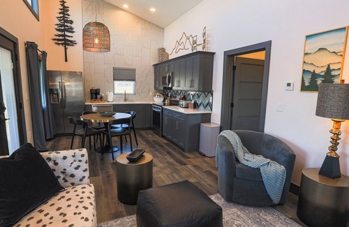 Timberline Cabin | Cabin 3 One Bed Modern Luxury w Hot Tub