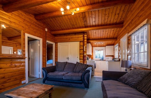 Bronaber House | Cabin 310 is a pet-friendly, bronze graded, 3-bedroom self-catering log cabin sleeping 6 people (1 d