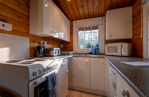 Bronaber House | Cabin 310 is a pet-friendly, bronze graded, 3-bedroom self-catering log cabin sleeping 6 people (1 d