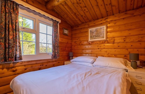 Bronaber House | Cabin 310 is a pet-friendly, bronze graded, 3-bedroom self-catering log cabin sleeping 6 people (1 d