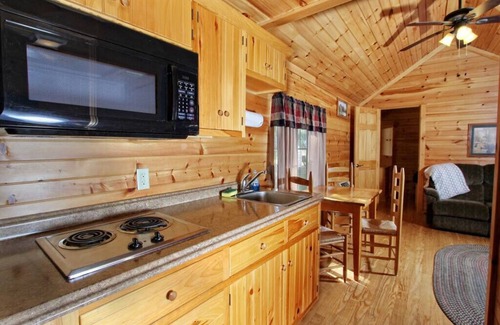 Centre Hall Cabin | Cabin 36 Sleeps 6 Guests